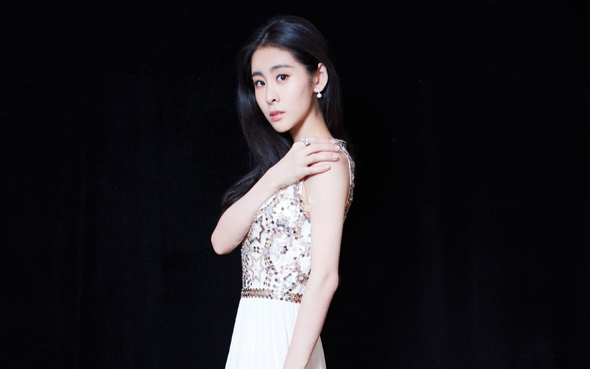 五大联赛是否普遍使用三中卫阵型应对高压对抗，五大联赛保持不败